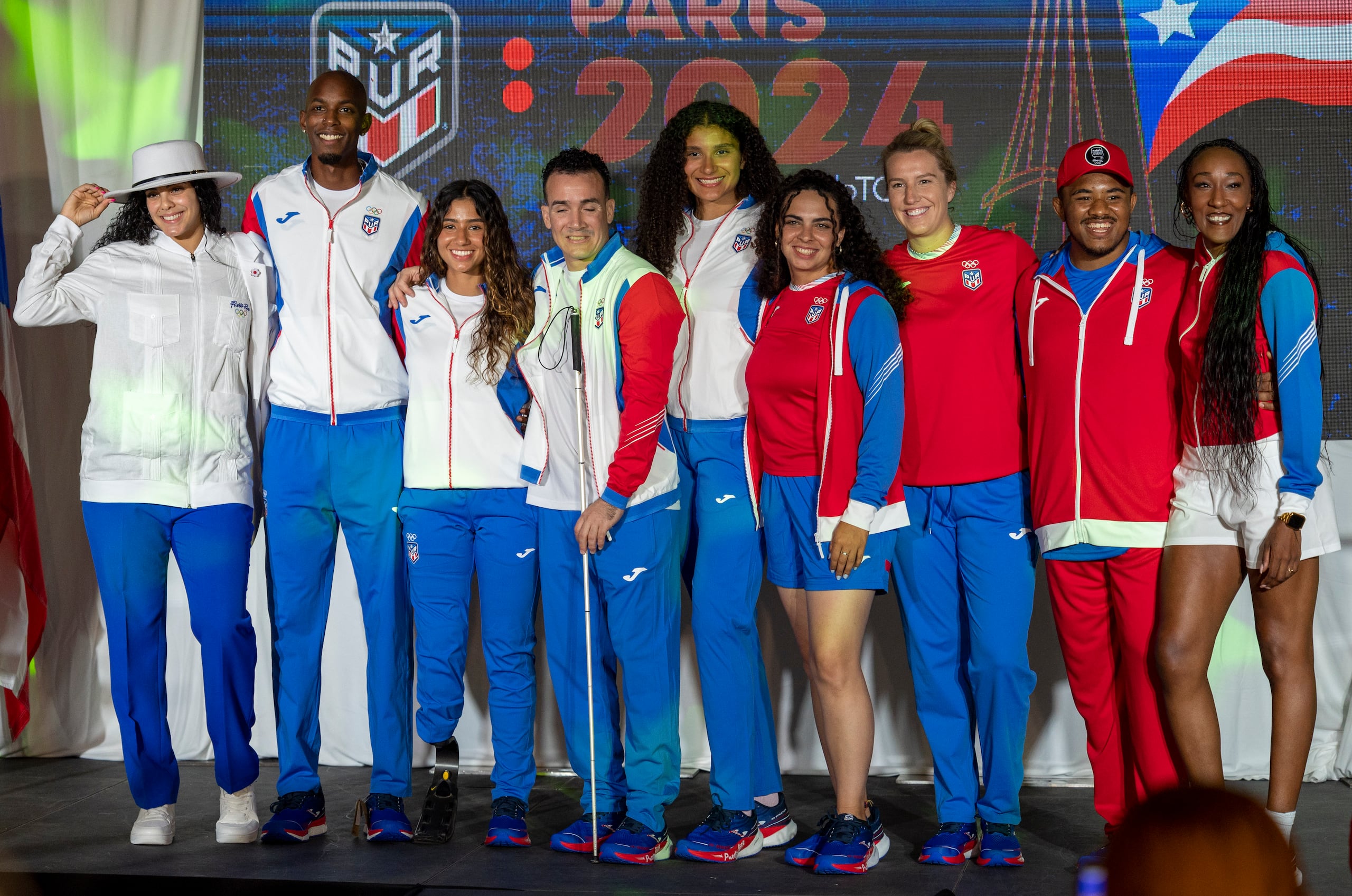 En esta foto un grupo de atletas modela los uniformes que llevará Puerto Rico para las Olimpiadas de París. El desfile sucedió a la presentación de los abanderados para las Olimpiadas del 2024.
