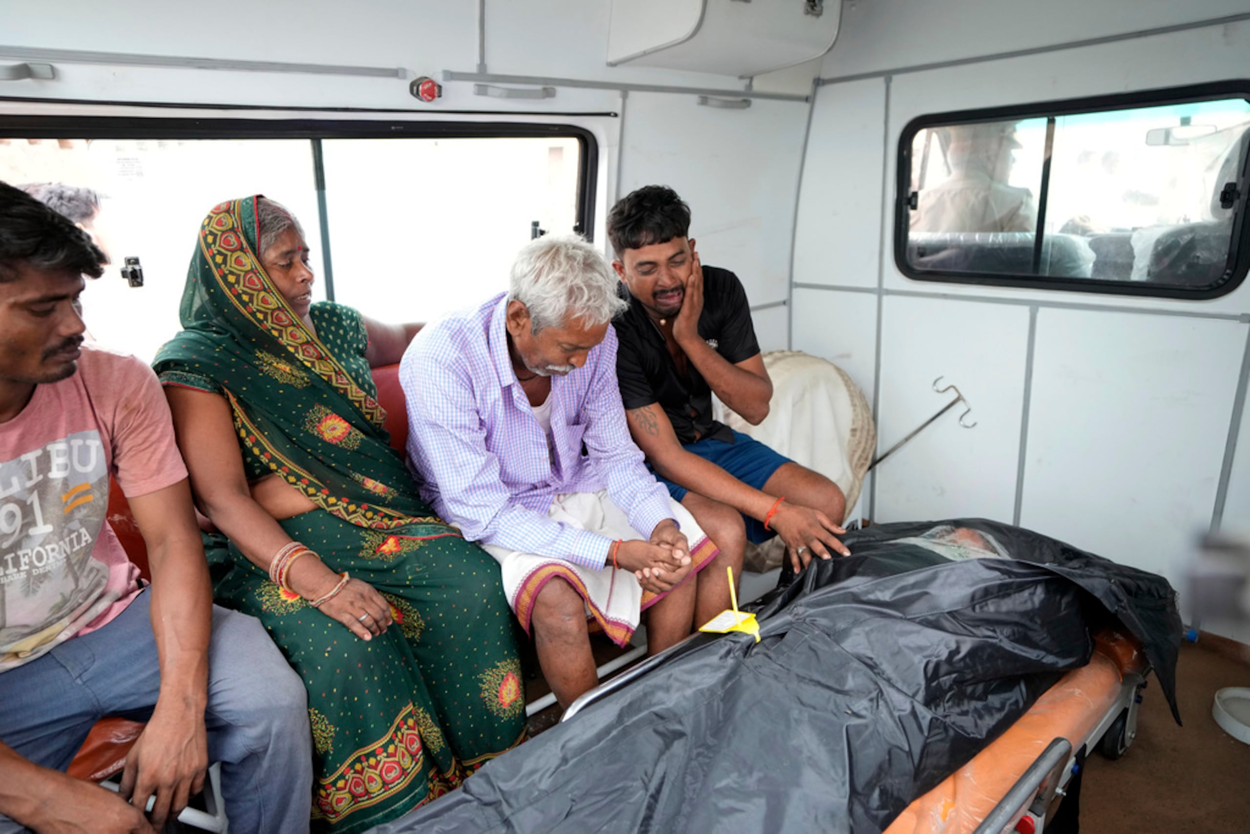 Familiares de Ruby, de 37 años y que murió en una estampida, lloran tras recibir su cadáver, antes de dirigirse a su ciudad natal, en el exterior del hospital del distrito de Hathras, en Uttar Pradesh, India, el 3 de julio de 2024.