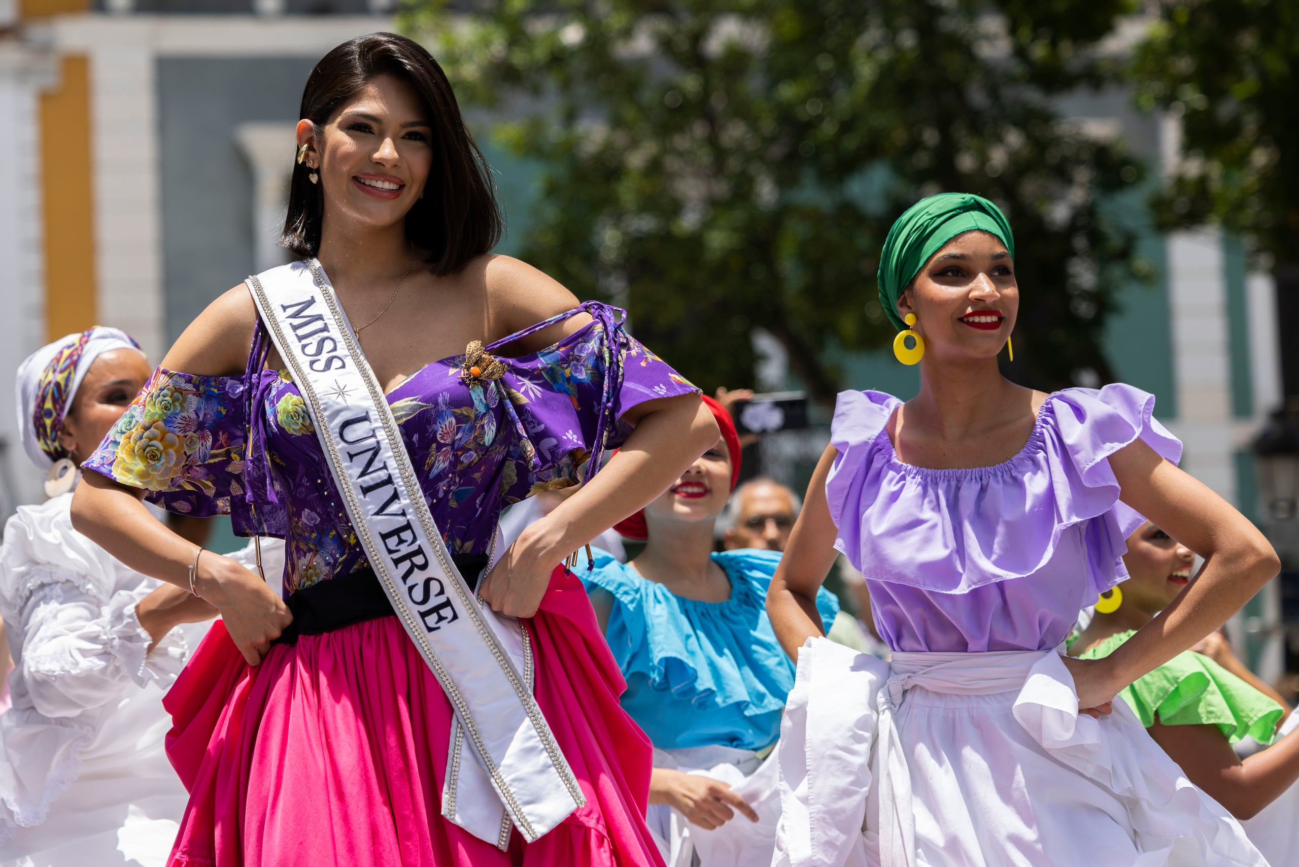 Miss Universe 2023 tuvo la oportunidad de bailar bomba junto al grupo folklórico Gíbaro de Puerto Rico durante su recorrido por el Viejo San Juan.