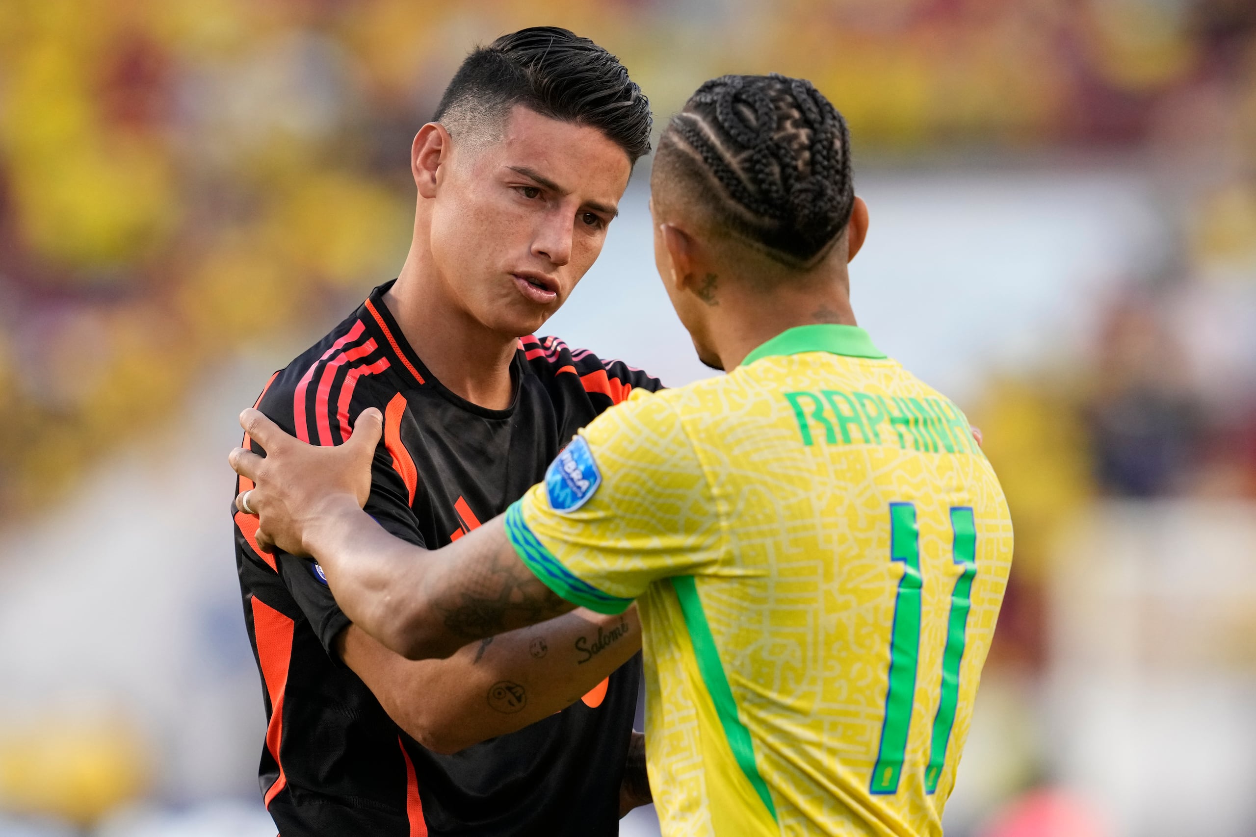 James Rodríguez y Raphinha se saludan al final del partido en el que Colombia y Brasil quedan empatado a 1-1.