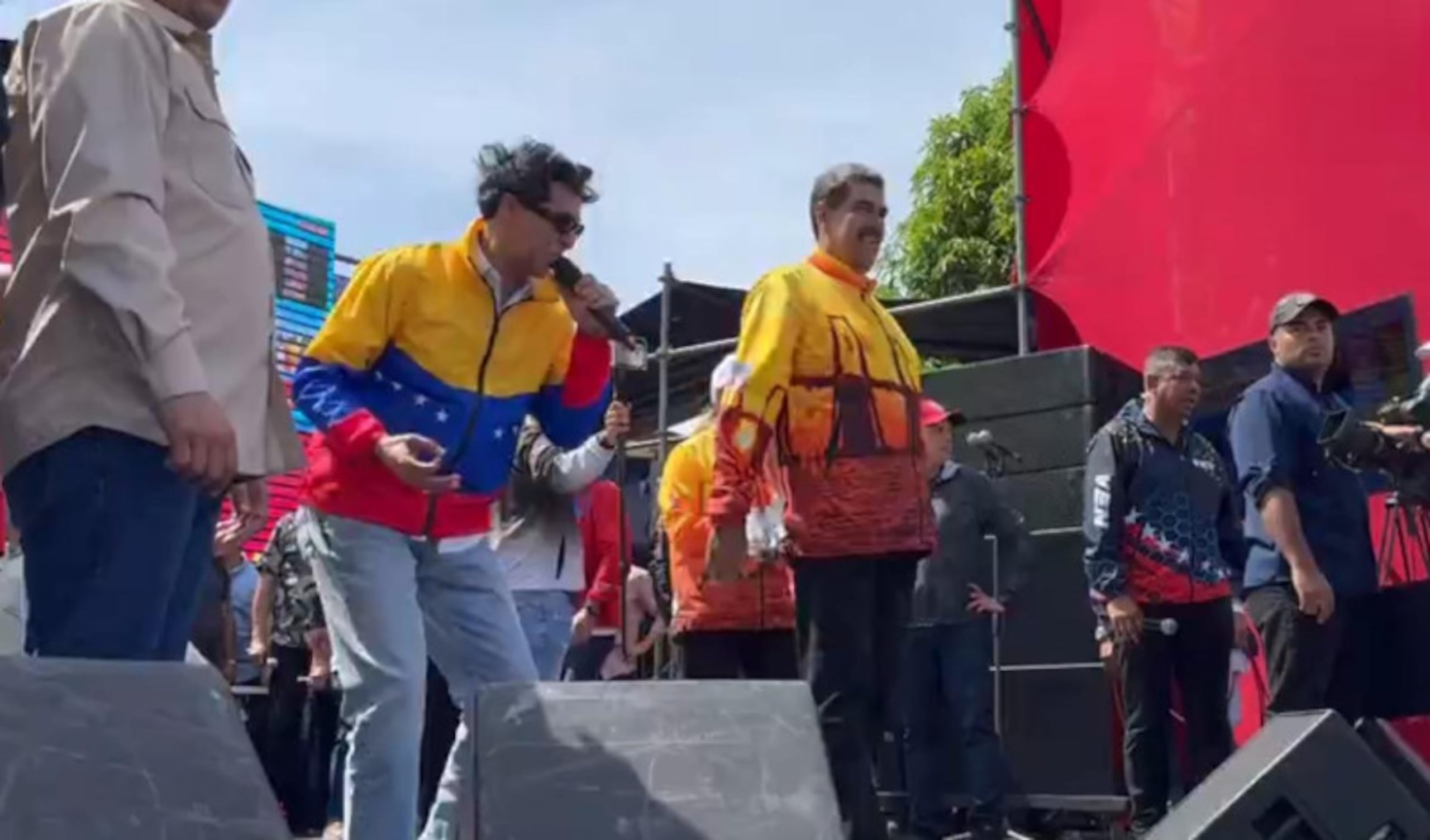 El merenguero dominicano Bonny Cepeda junto al presidente de Venezuela, Nicolás Maduro, en un acto de campaña.