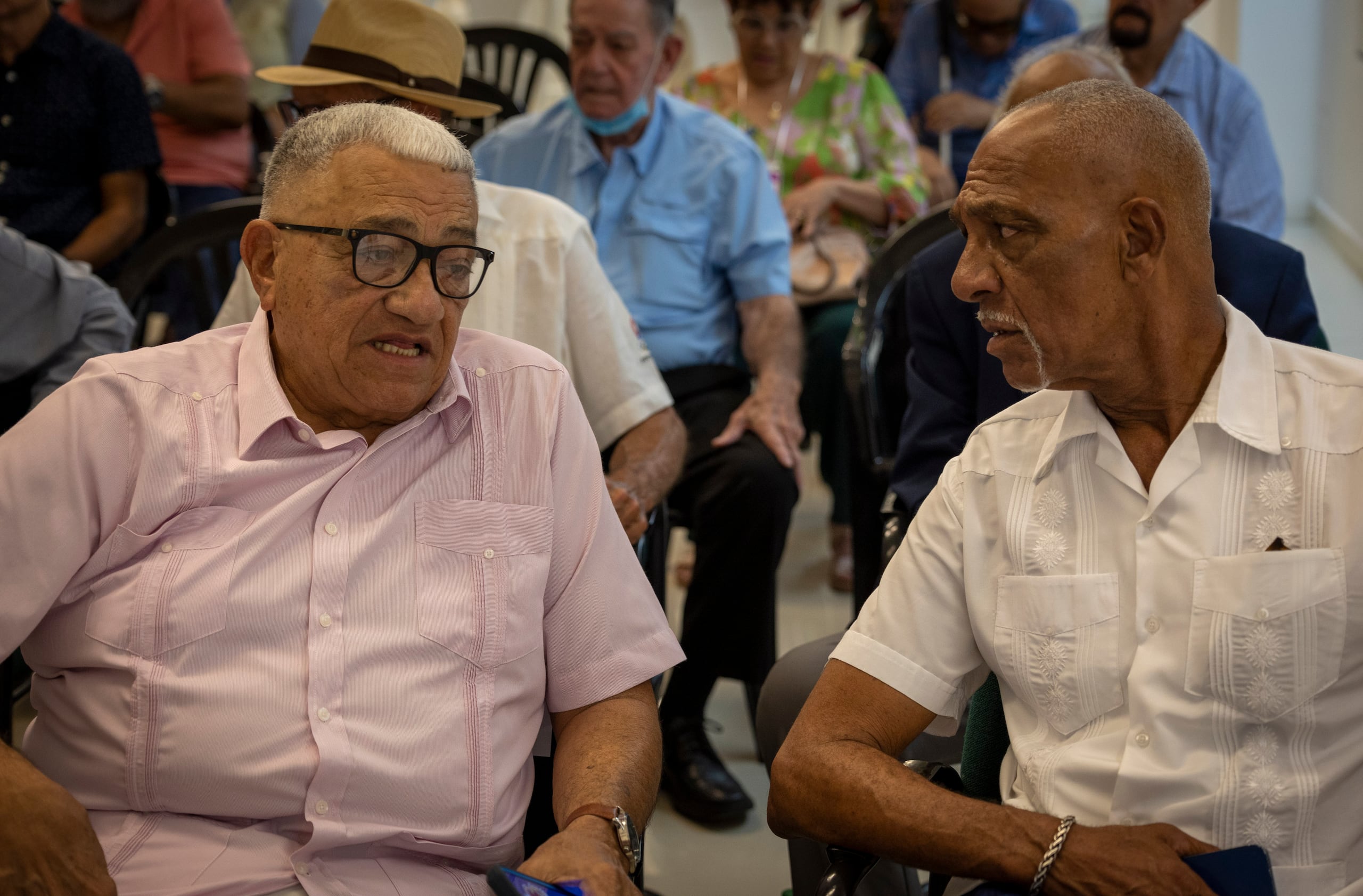 Flor Meléndez y Charlie Bermúdez estuvieron presenten en el conversatorio. El primero era el dirigente del Equipo Nacional de Baloncesto en San Juan 1979, y el segundo jugador de dicho equipo y el abanderado de la delegación. 