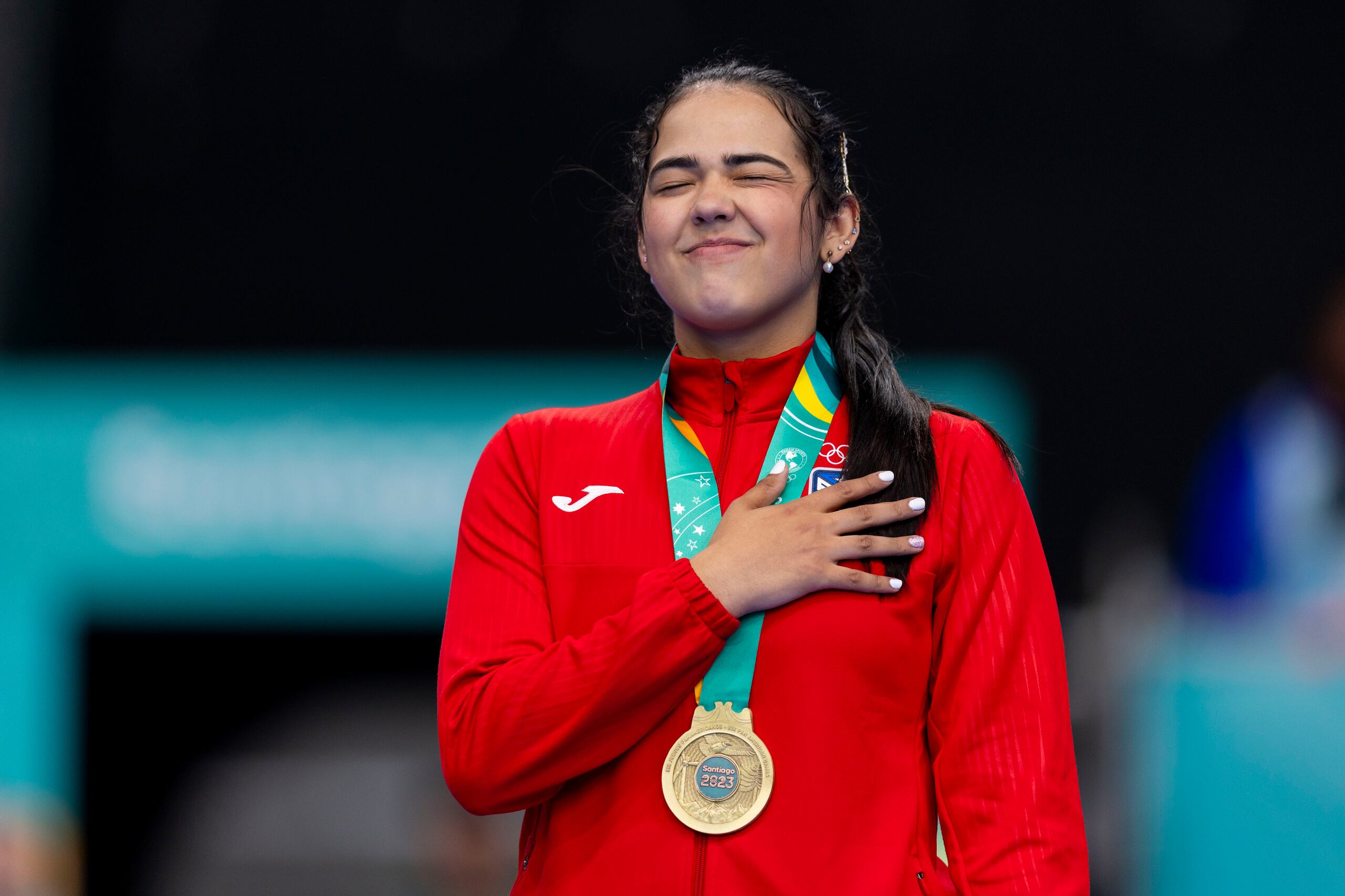 Adriana Díaz escucha el himno de Puerto Rico durante su premiación en el torneo de sencillos de los Juegos Panamericanos de Santiago 2023.