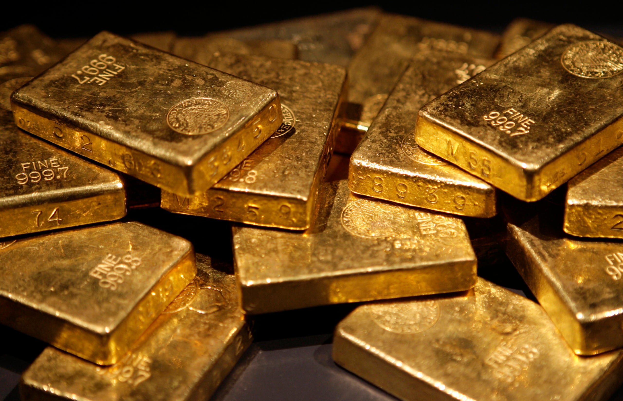 Le decía a sus víctimas que si no entregaban lingotes de oro, serían arrestados (AP Photo/Seth Wenig, file)
