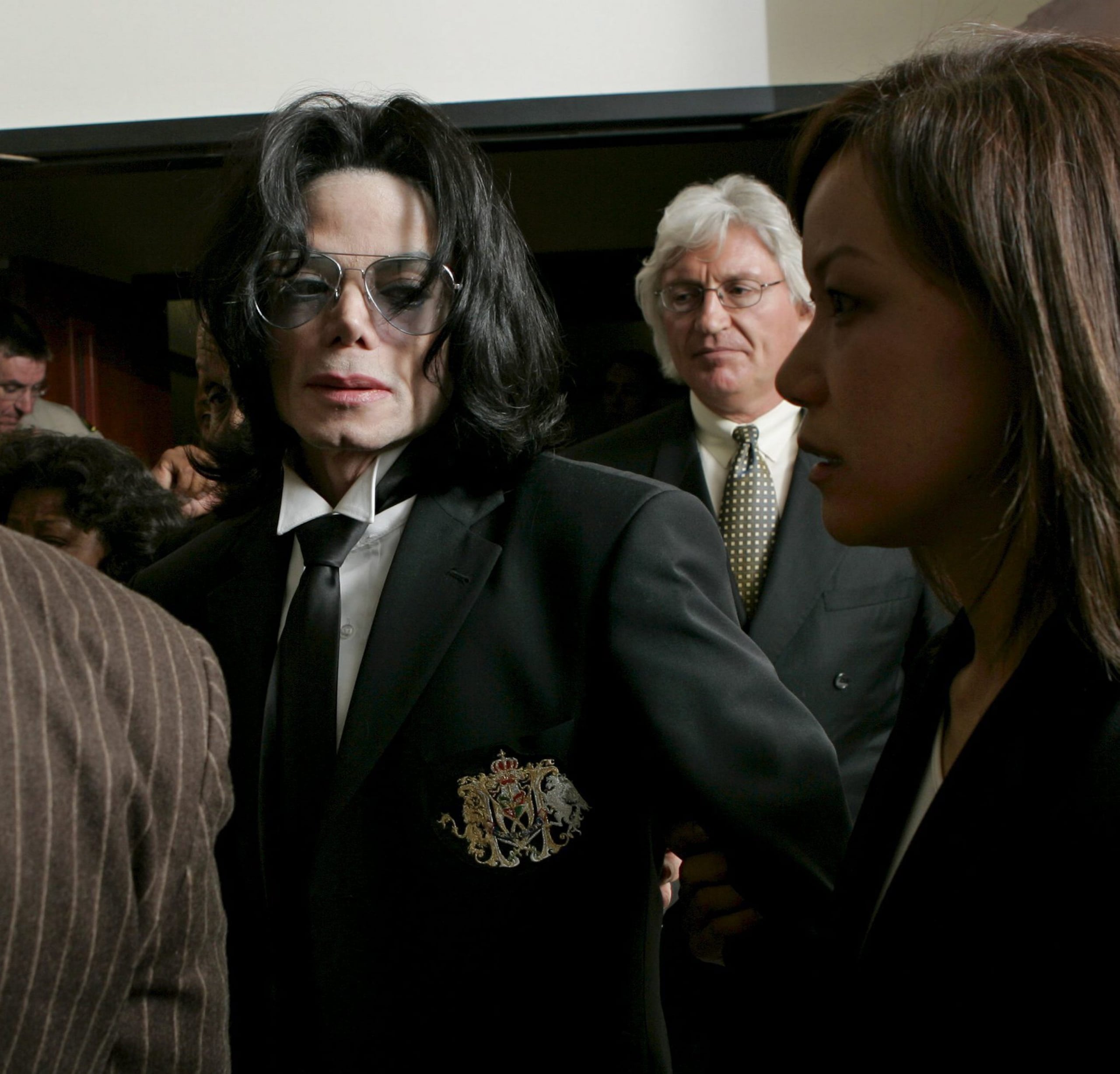 Michael Jackson a la salida, junto a sus abogados Thomas Mesereau Jr. y Susan Yu, de la corte de Santa Bárbara, a donde acudió para escuchar el veredicto al que llegó el jurado el 13 de junio de 2005. El jurado encontró a Michael Jackson no culpable de los 10 cargos que pesaban contra él, cuatro de ellos por presunto abuso sexual.