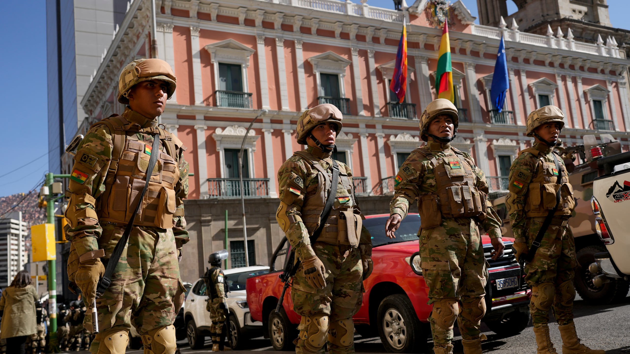 Vehículos militares blindados y un numeroso grupo de uniformados rodearon el miércoles el palacio de gobierno de Bolivia, en La Paz, lo que Arce consideró un intento de golpe de Estado.