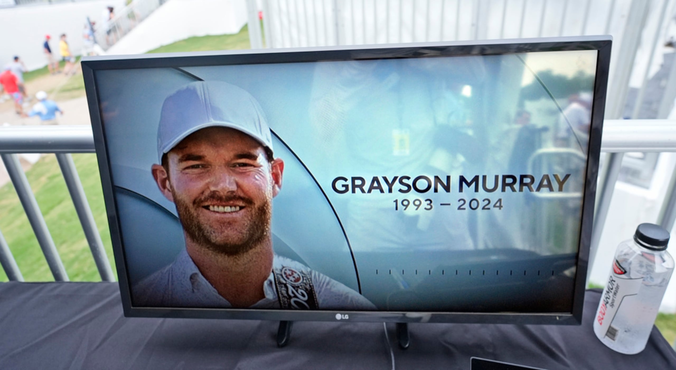 Una transmisión televisiva proyecta en la carpa de transmisión una foto de Grayson Murray durante la tercera ronda del torneo de golf Charles Schwab Challenge en el Colonial Country Club, en Fort Worth, Texas, el 25 de mayo de 2024.