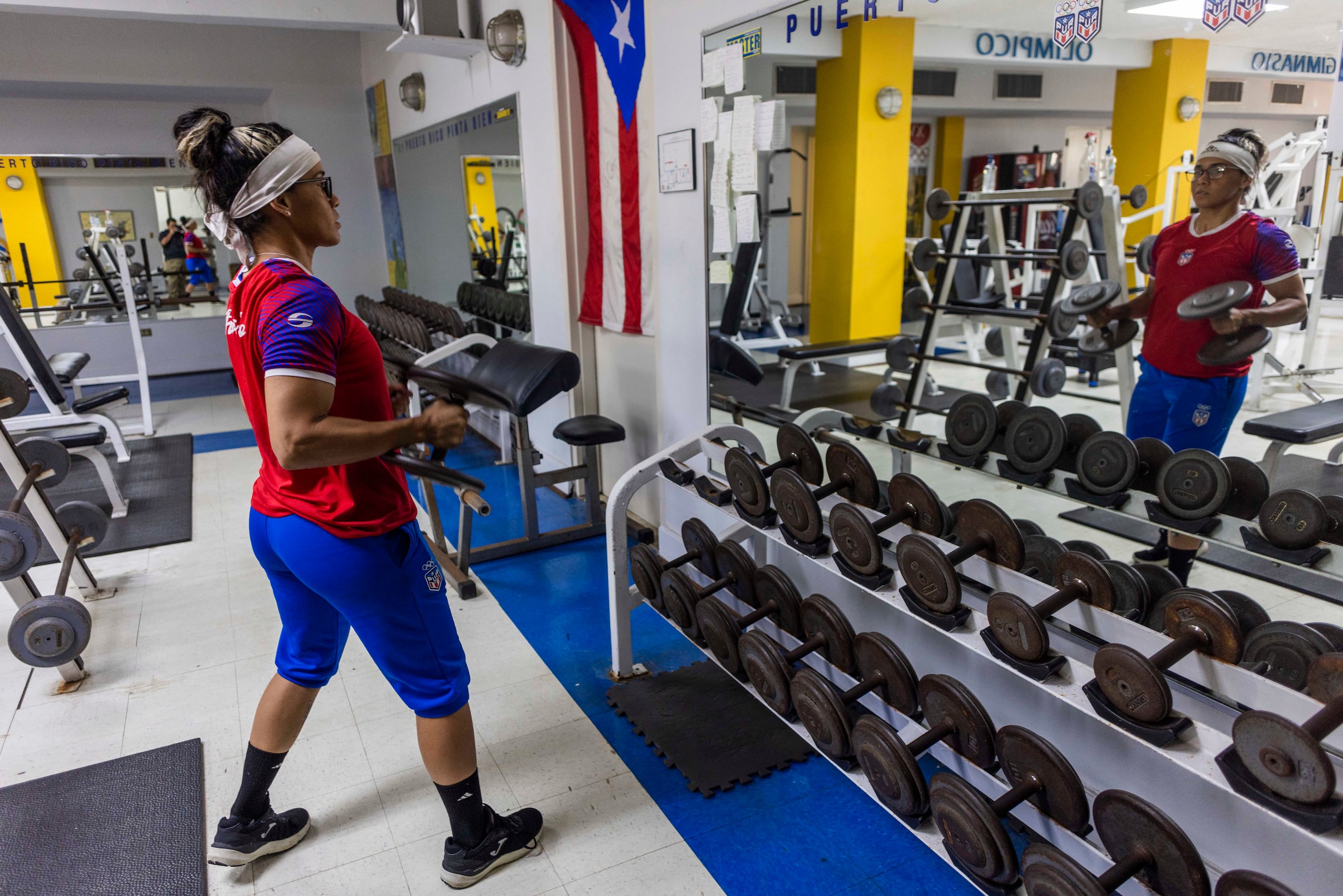 Ashleyann Lozada trabaja con las pesas en el gimnasio en la Casa Olímpica, que está bajo la supervisión de Patricio Chutney.