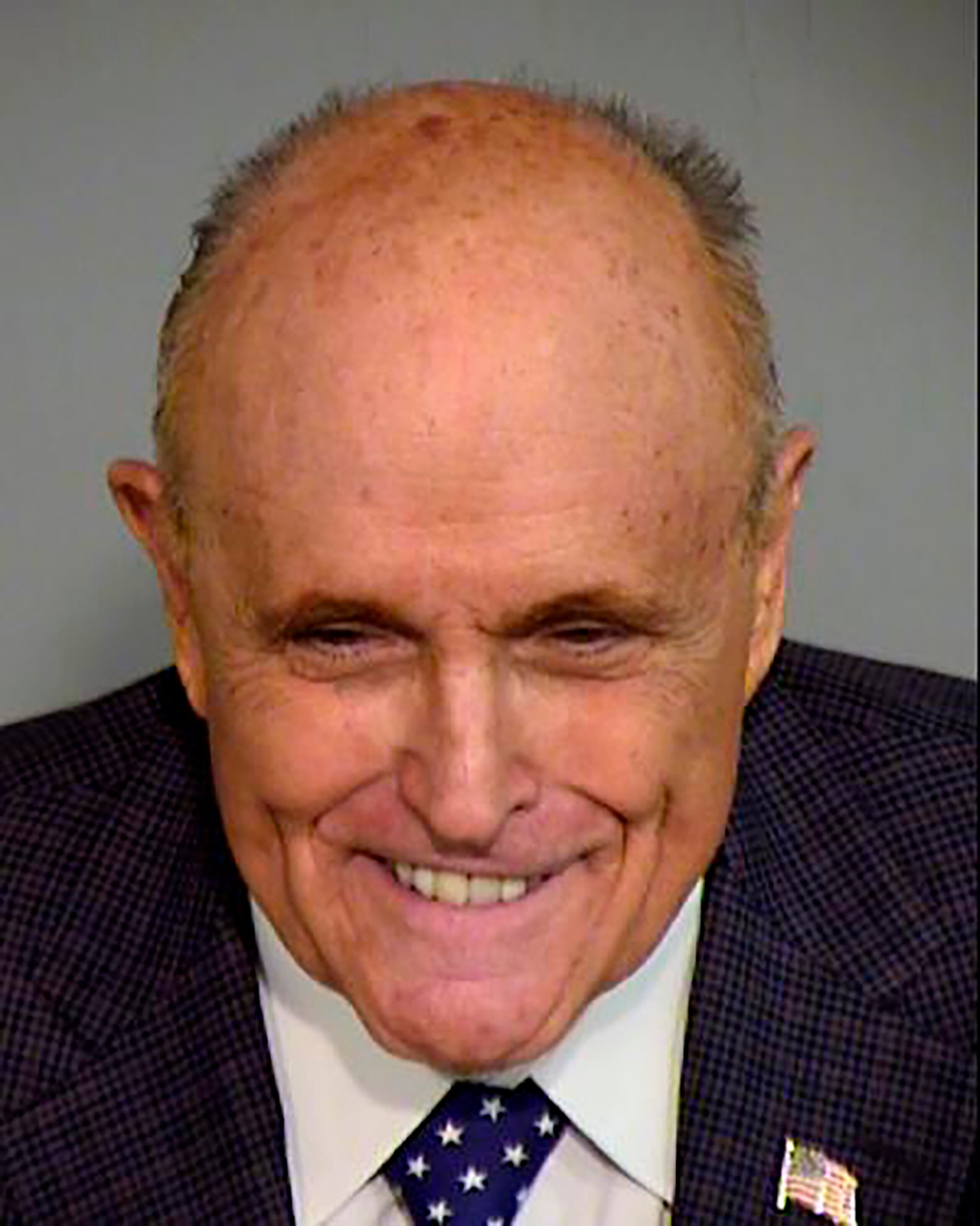 Esta fotografía difundida por la oficina del sheriff del condado Maricopa, en Arizona, el 10 de junio de 2024 muestra a Rudy Giuliani, exalcalde de Nueva York. (Oficina del Sheriff del condado Maricopa vía AP)