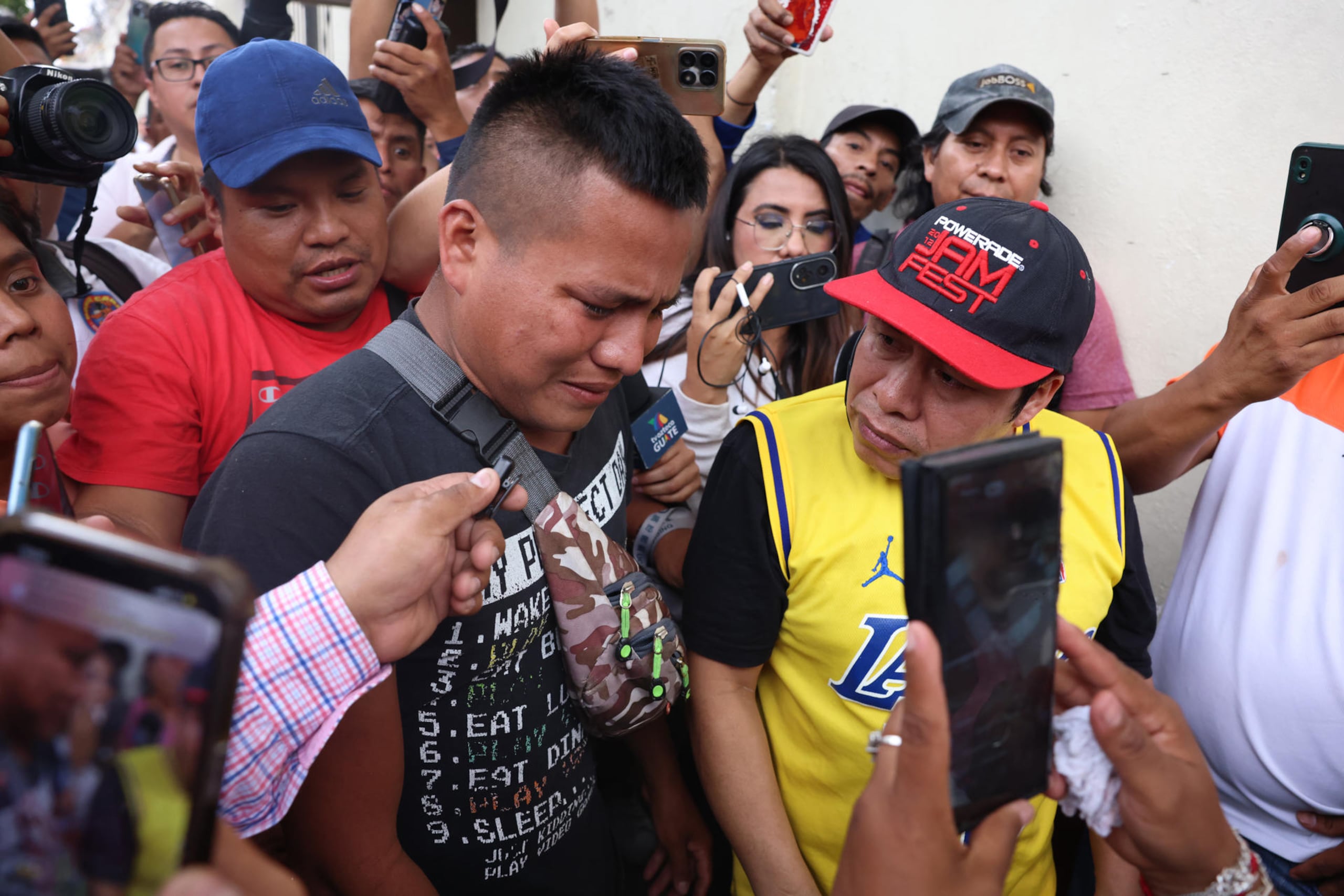 Carlos Pop llega a las instalaciones del Instituto Nacional de Ciencias Forenses para conocer información sobre la identificación de su hermano Jorge Pop, conocido como Farruko Pop, el sábado en la Ciudad de Guatemala.