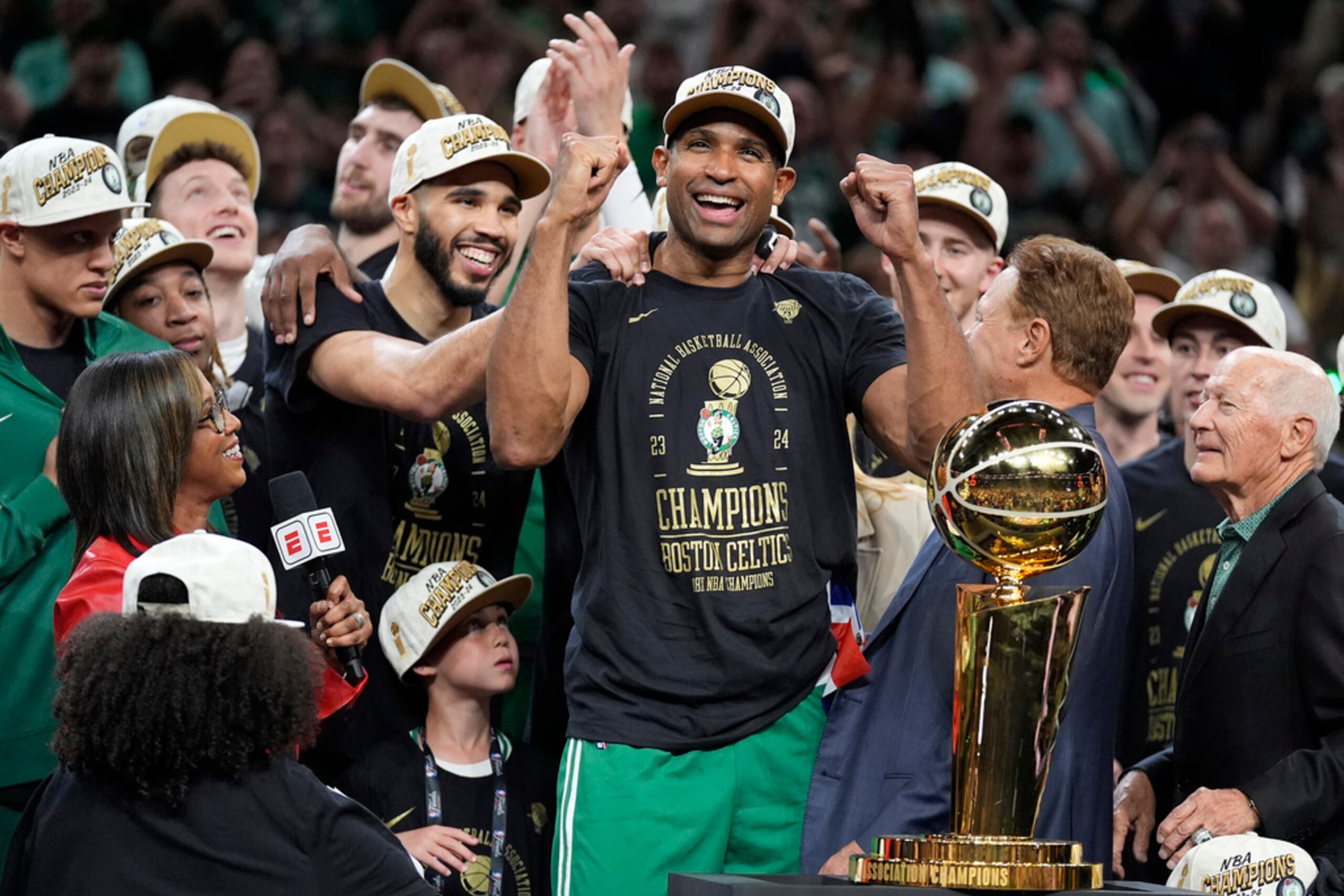 Al Horford (centro) y Jayson Tatum de los Celtics de Boston celebran tras consagrarse campeones de la NBA al vencer a los Mavericks de Dallas.