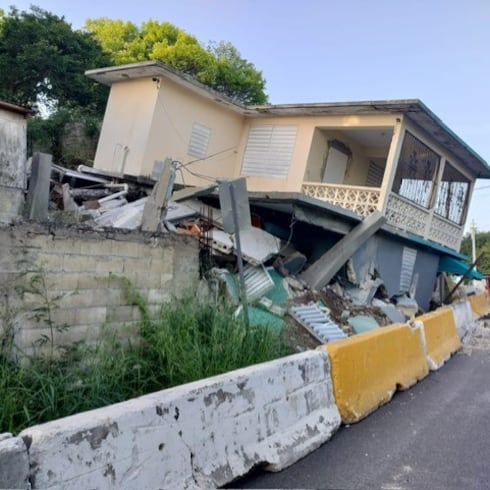 Así quedó la residencia que colapsó en Guánica por deslizamiento de terreno