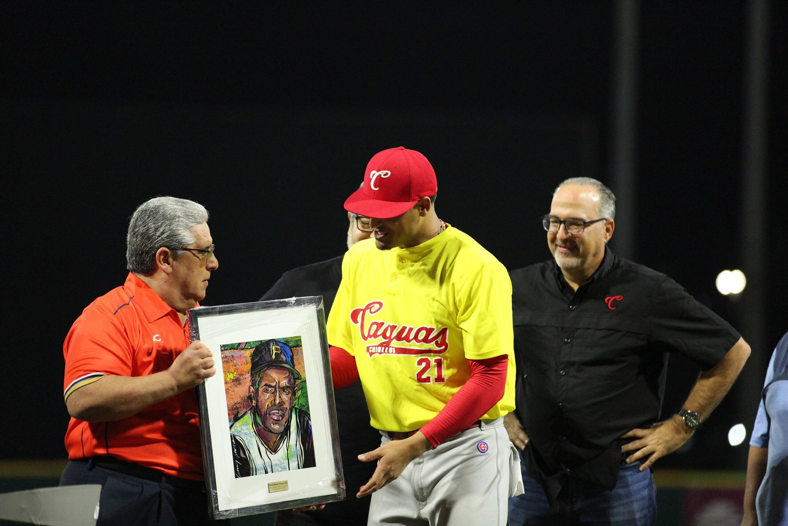 Luis Vázquez recibiendo el premio Roberto Clemente de la mano del presidente de la LBPRC, Juan Flores Galarza.