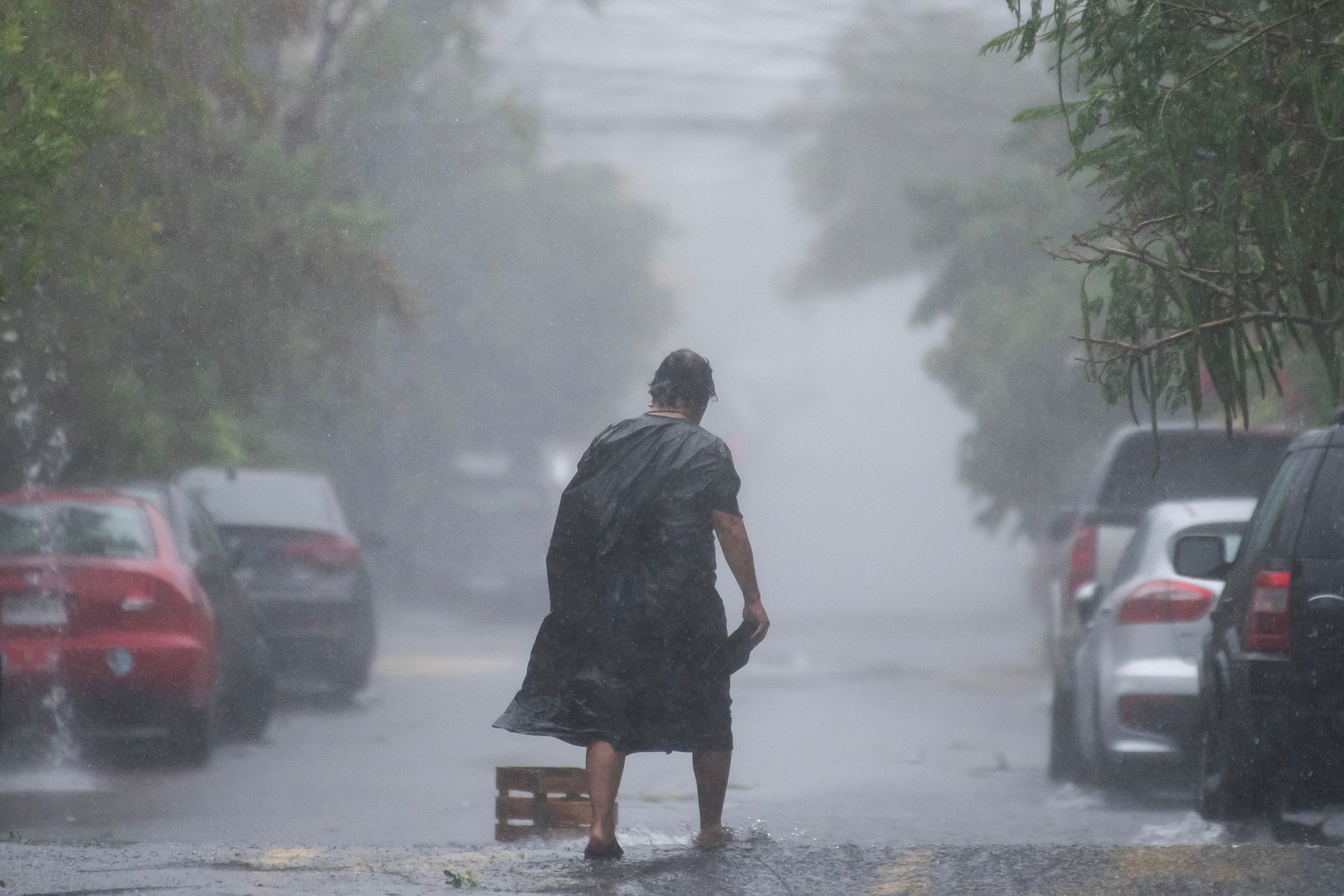 Son posibles ráfagas de viento y fuertes lluvias localmente a medida que el sistema cruza las Antillas Menores hasta mediados de semana.