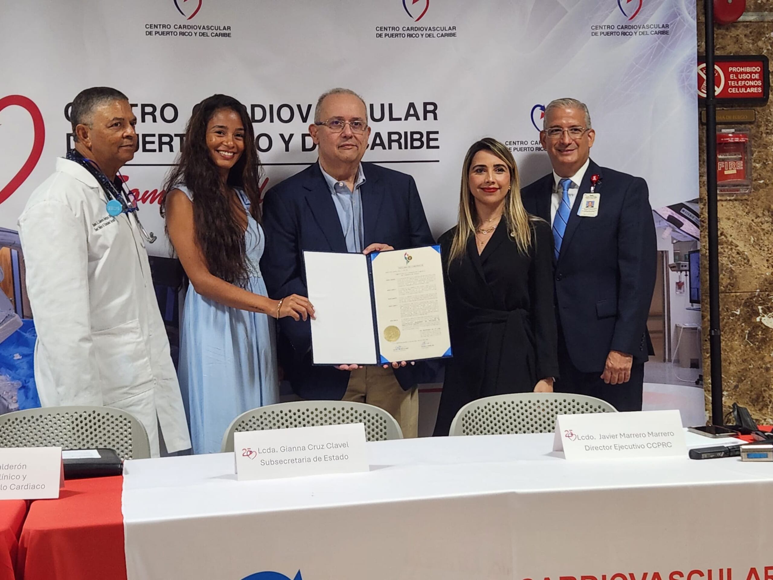 El doctor Iván González Cancel, cirujano cardiovascular y de trasplantes, y director del Programa, al centro, junto a Tania y demás galenos y directivos del Hospital Cardiovascular.