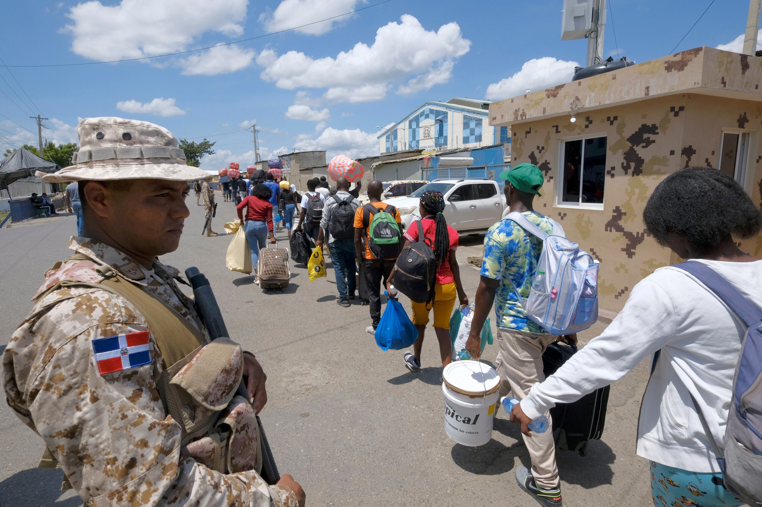 Militares dominicanos custodian el paso fronterizo con Haití, en Dajabón, que será cerrado al público al partir del viernes.