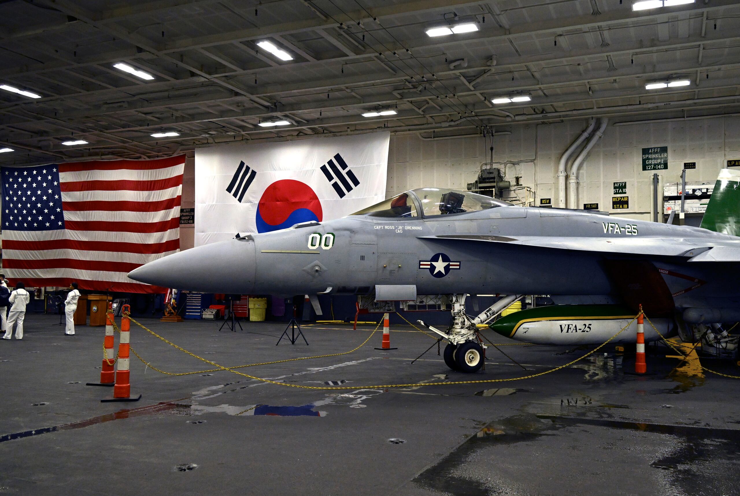 Un avión F-18 en el hangar del portaaviones estadounidense Theodore Roosevelt, anclado en Busan, Surcorea, el 22 de junio del 2024. (Song Kyung-Seok/Pool Photo via AP)