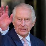 Rey Carlos III reaparece en público y visita un centro contra el cáncer