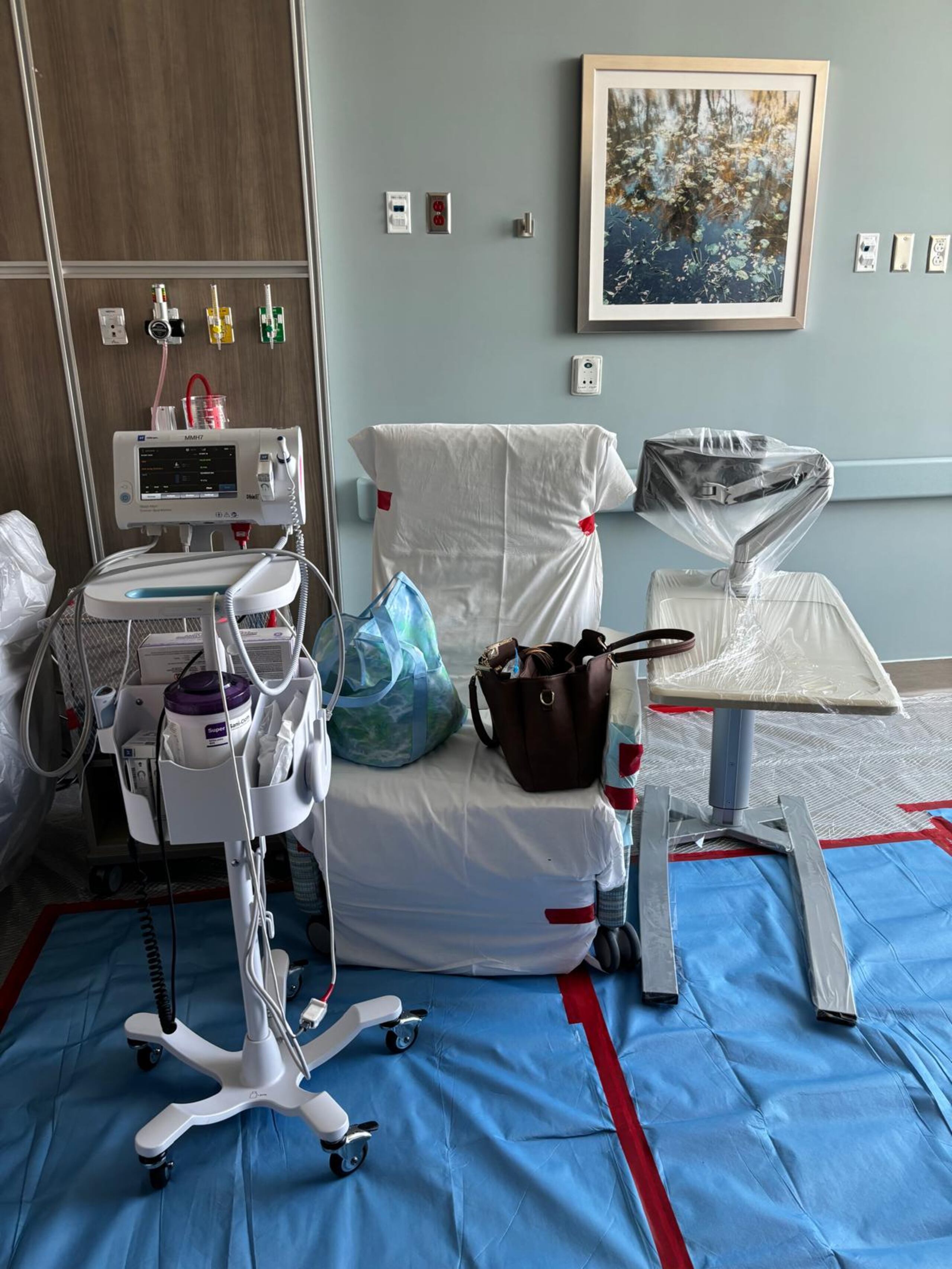 La habitación de Arroyo en el Moffitt Cancer Center en Florida estuvo cubierta de papel y plástico para evitar el contacto de la radiación.