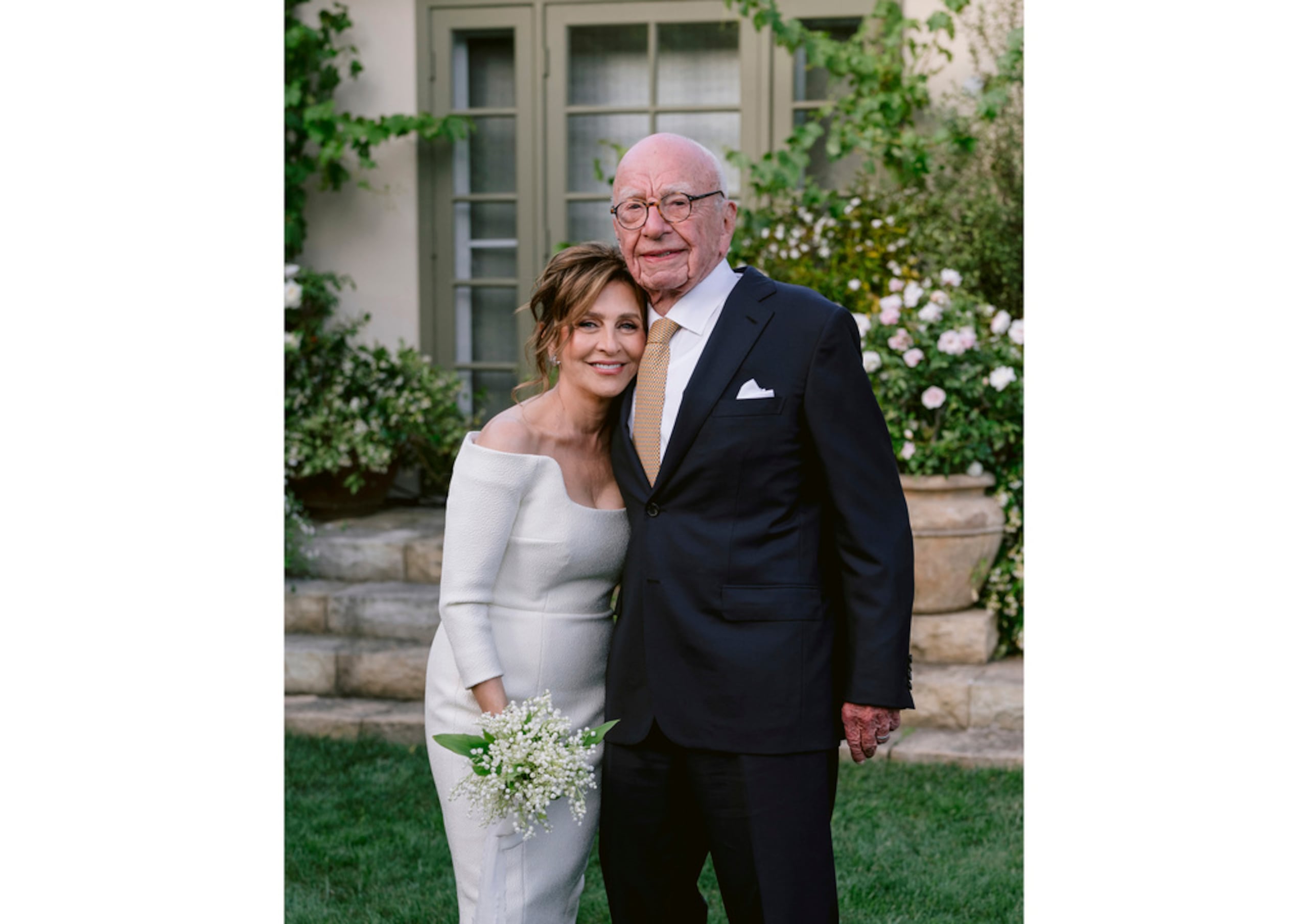 Esta imagen proporcionada por News Corp. muestra al magnate Rupert Murdoch y a la bióloga molecular Elena Zhukova posando para una fotografía el 1 de junio de 2024, durante su boda en el viñedo de él en Bel Air, California.