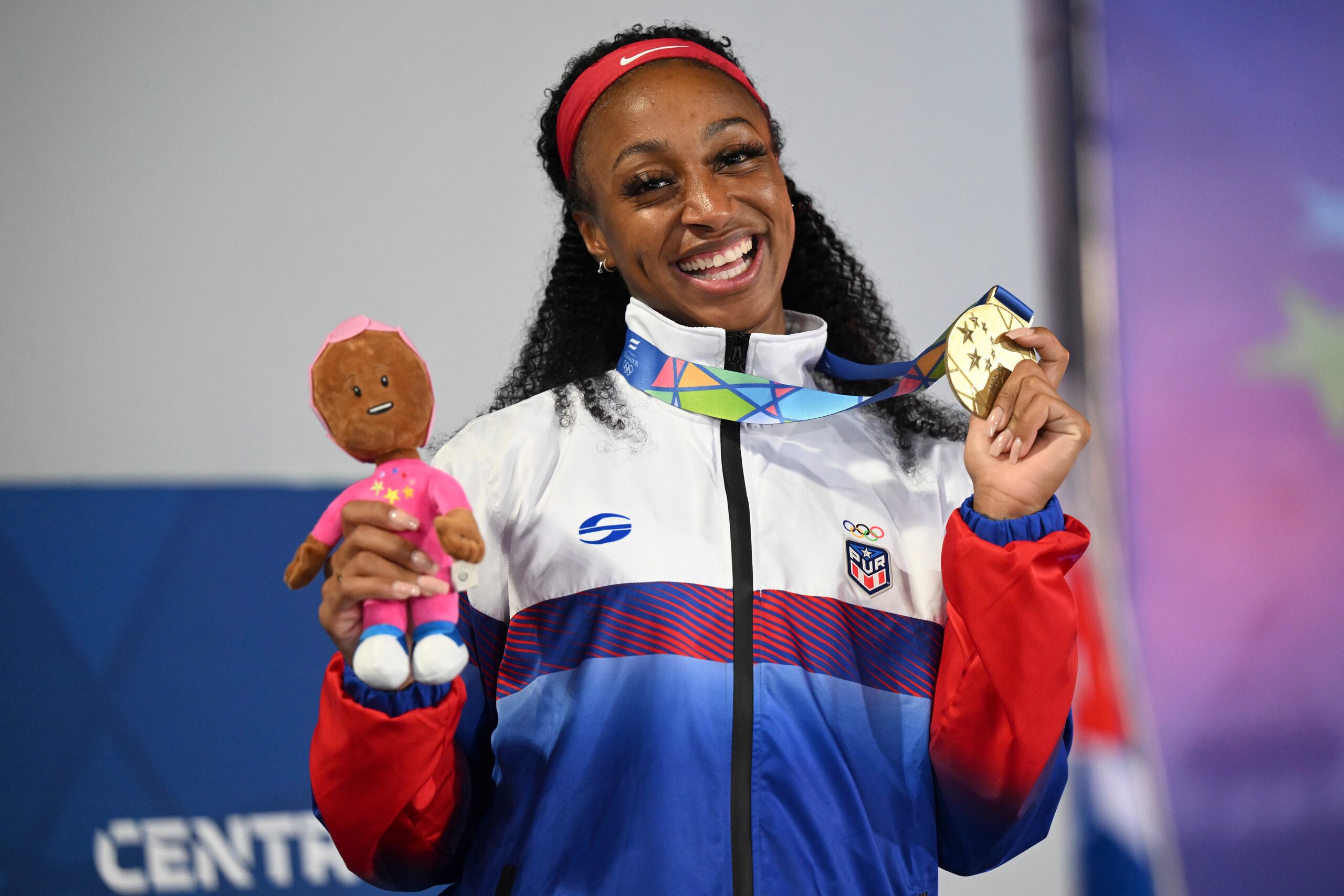 Jasmine Camacho Quinn ganó el oro en la carrera de 100 metros con vallas e impuso un récord de 12.60 segundos durante la semifinal.
