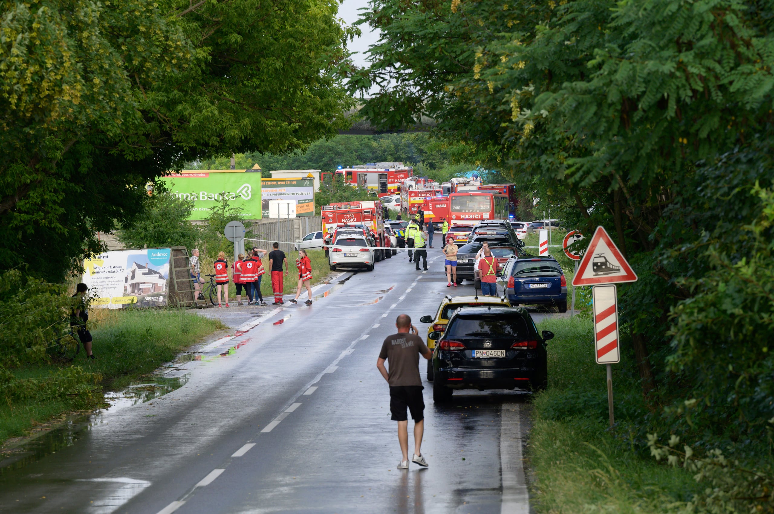 Bomberos y socorristas trabajan en la zona donde un tren y un autobús chocaron cerca de la ciudad de Nove Zamky, en Eslovaquia, el jueves 27 de junio de 2024. (Henrich Misovic/TASR vía AP)