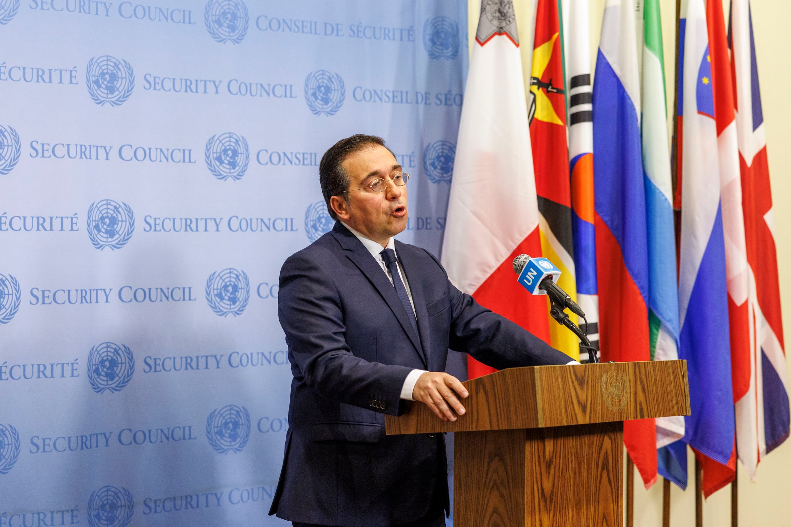 El ministro español de Exteriores, José Manuel Albares, durante una rueda de prensa en Naciones Unidas. (EFE/Sarah Yenesel)