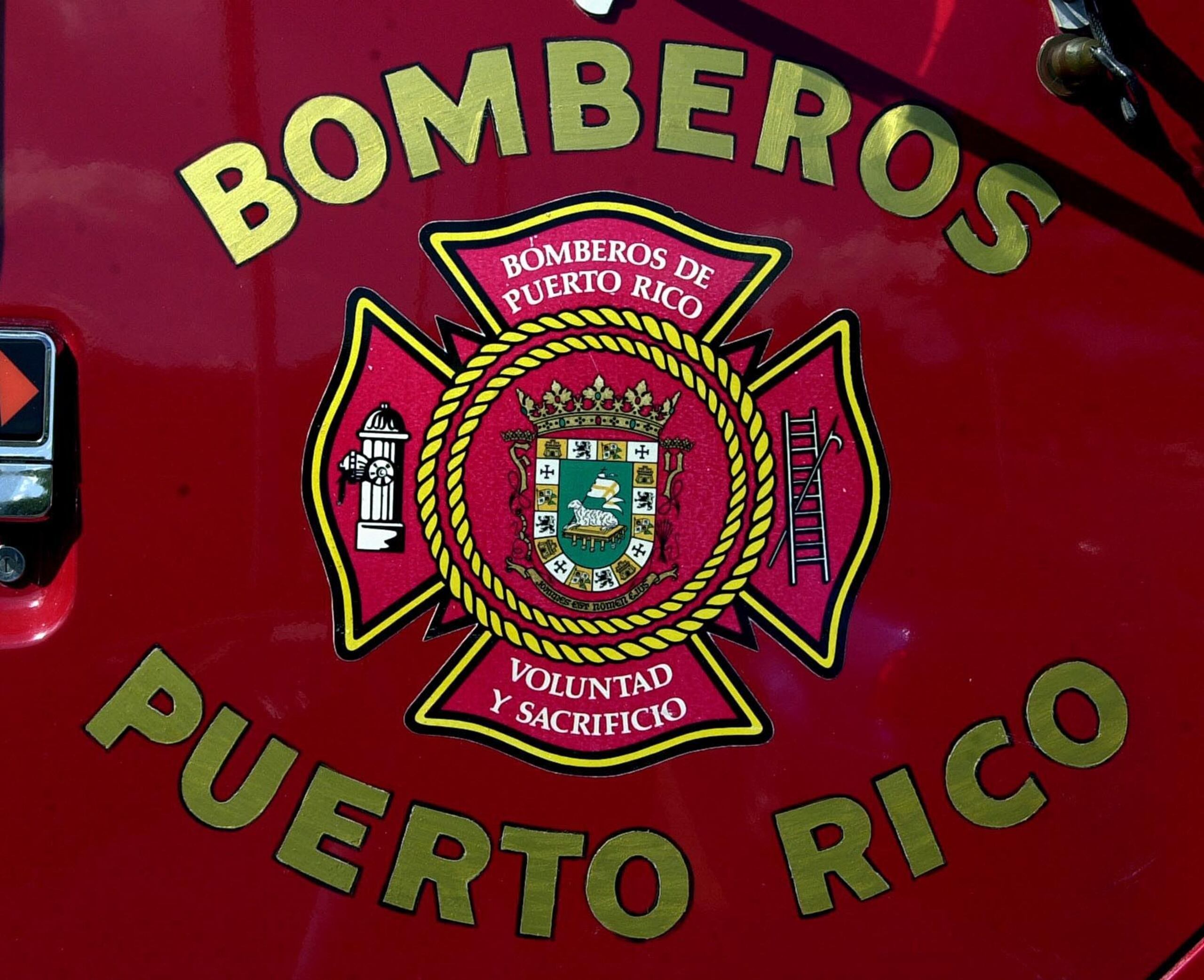 Personal del Cuerpo de Bomberos de Arecibo y Barceloneta extinguieron el fuego. (Archivo/GFR)