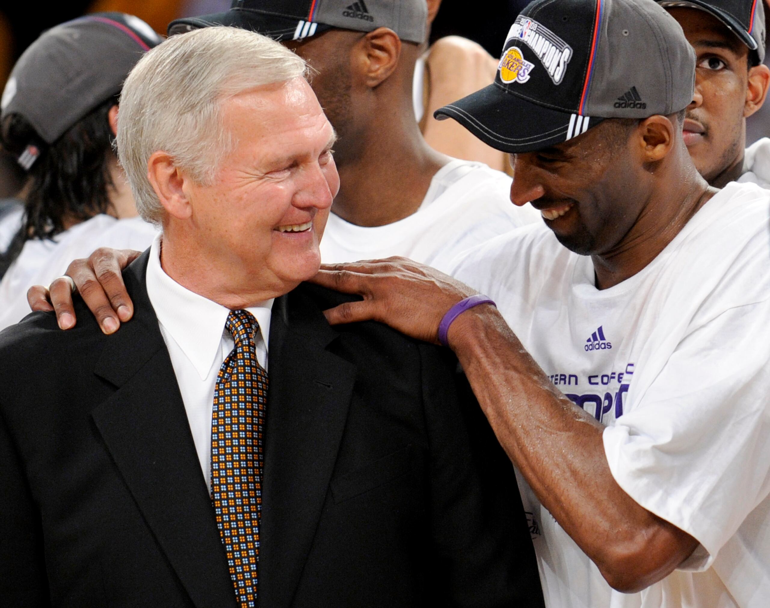 Jerry West, a la izquierda, sonríe junto a Kobe Bryant celebrando un campeonato conquistado por los Lakers.