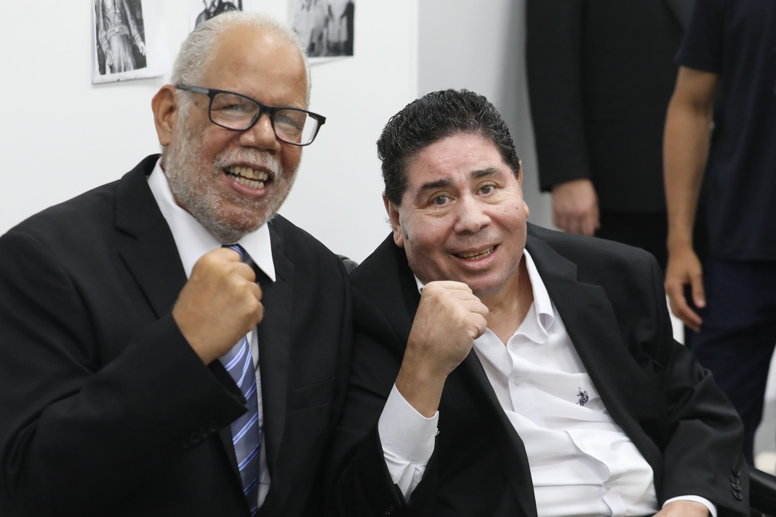 José Luis Vellón y Wilfredo Gómez posan para el lente fotográfico en la ceremonia realizada en el Senado.