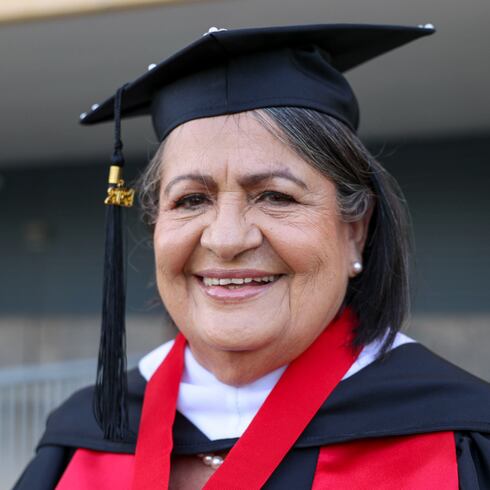 “¡Logré mi meta!”: abuela de 73 años se gradúa con honores de la UPR